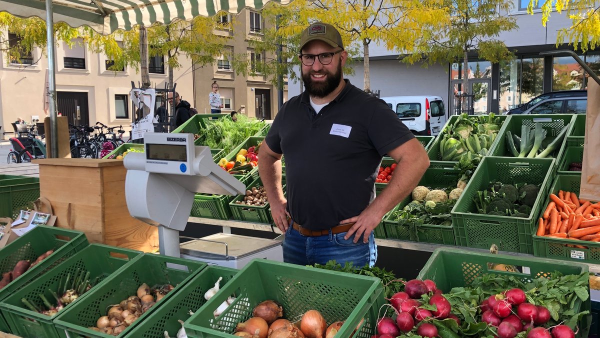 Elmar Alt vom Biohof Deinhart auf einem Markt in Regensburg. Er beklagt, dass der Druck, den Preis für Lebensmittel niedrig zu halten, gerade groß sei - während gleichzeitig der Mindestlohn auch für Saisonarbeiter auf 12 Euro pro Stunde steigt.
