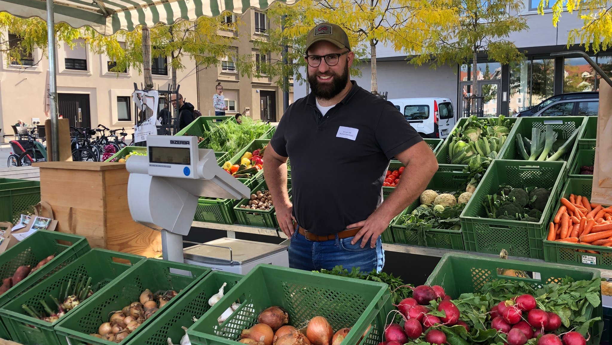 Elmar Alt vom Biohof Deinhart auf einem Markt in Regensburg. Er beklagt, dass der Druck, den Preis für Lebensmittel niedrig zu halten, gerade groß sei - während gleichzeitig der Mindestlohn auch für Saisonarbeiter auf 12 Euro pro Stunde steigt.