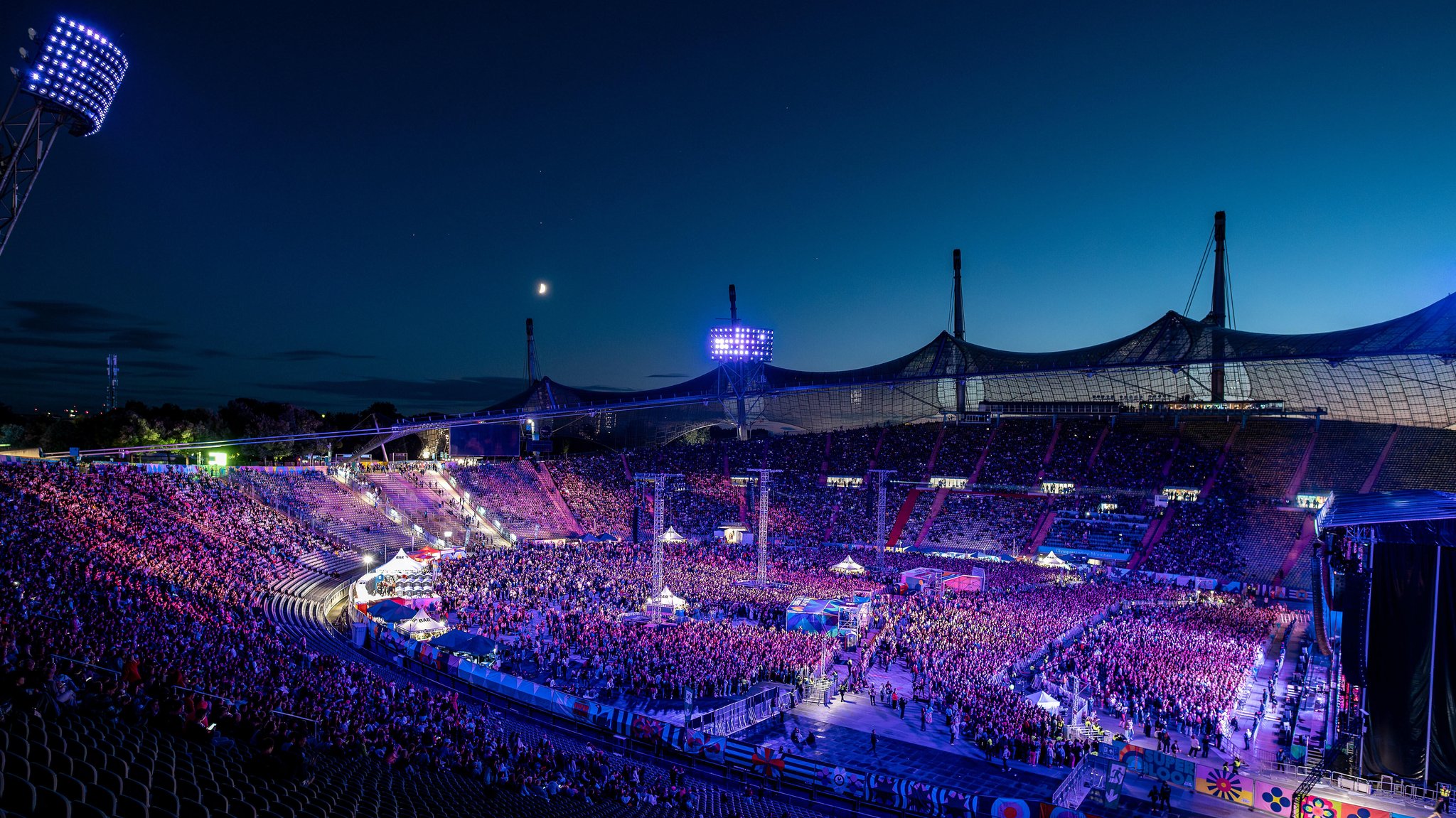 Ausblick auf das Olympia-Stadion beim Superbloom Festival, Tag 1 im Olympiapark, München, 30.08.2025