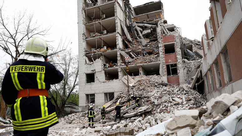 Rettungskräfte im Einsatz an einem zerstörten, mehrstöckigen Gebäude, dass bei dem russischen Raketenangriff auf Tschernihiw zerstört wurde | Bild:REUTERS/Valentyn Ogirenko