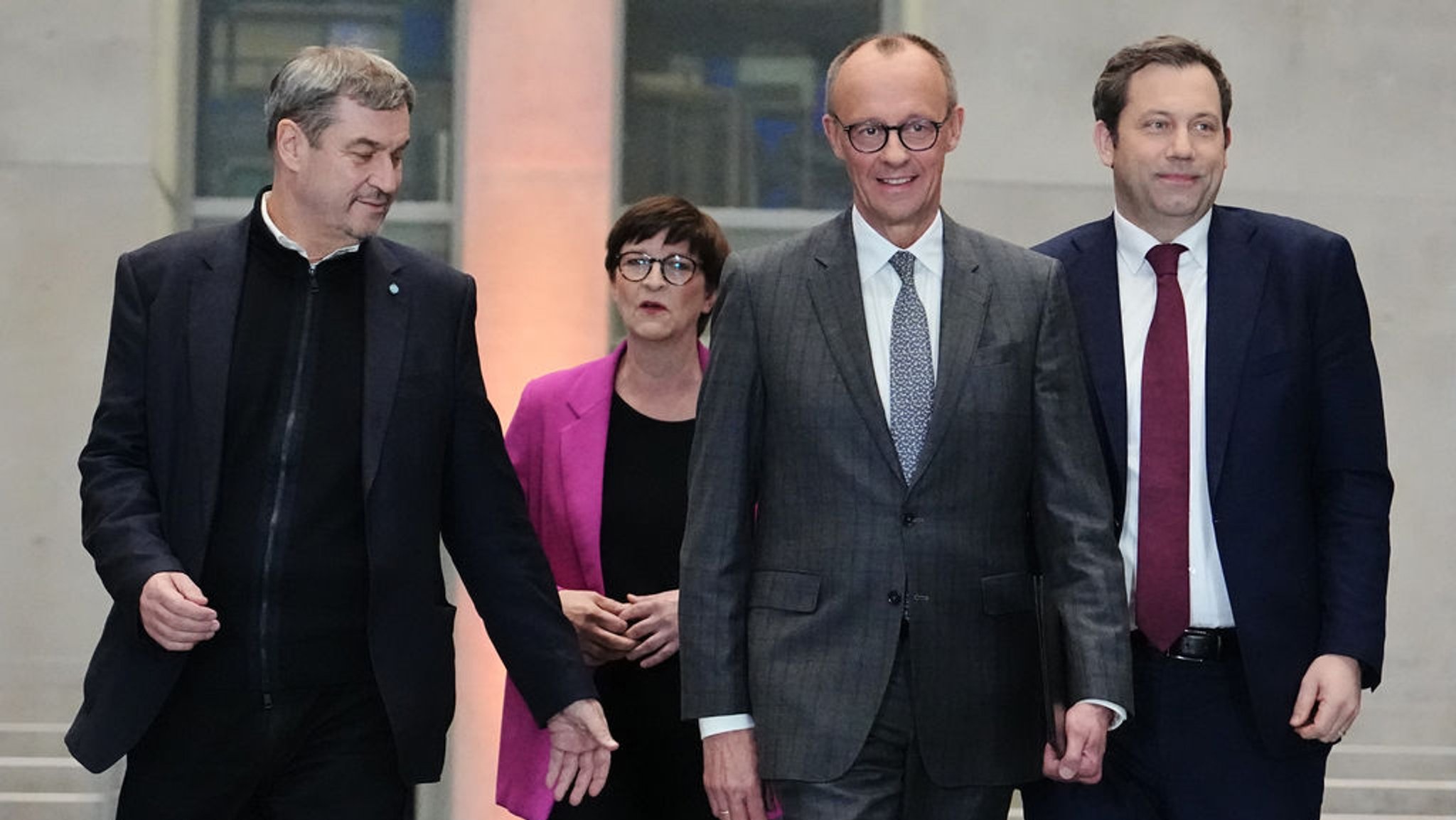 04.03.2025, Berlin: Markus Söder (l-r), Vorsitzender der CSU und Ministerpräsident von Bayern, Saskia Esken, Parteivorsitzende der SPD, Friedrich Merz, Kanzlerkandidat der Union, Fraktionsvorsitzender der Union und Bundesvorsitzender der CDU, und Lars Klingbeil, Fraktionsvorsitzender der SPD und Bundesvorsitzender, kommen zu einer Pressekonferenz über die Sondierungsgespräche zwischen der Union und der SPD. Foto: Kay Nietfeld/dpa +++ dpa-Bildfunk +++