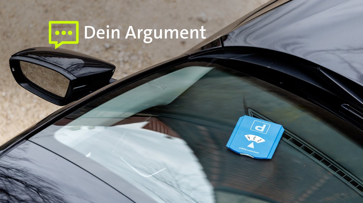 Eine Parkscheibe ist in einem geparkten Fahrzeug in der Innenstadt von Nördlingen zu sehen (Archivbild).