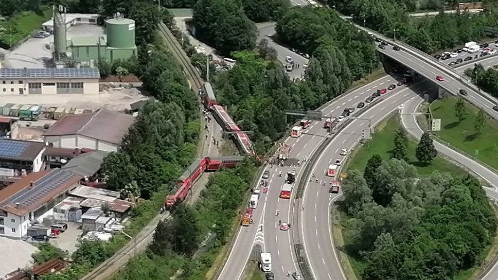 Eine Luftaufnahme aus einem Rettungshubschrauber zeigt die Unfallstelle von oben: Der Zug war in einer langgezogenen Kurve unterwegs.