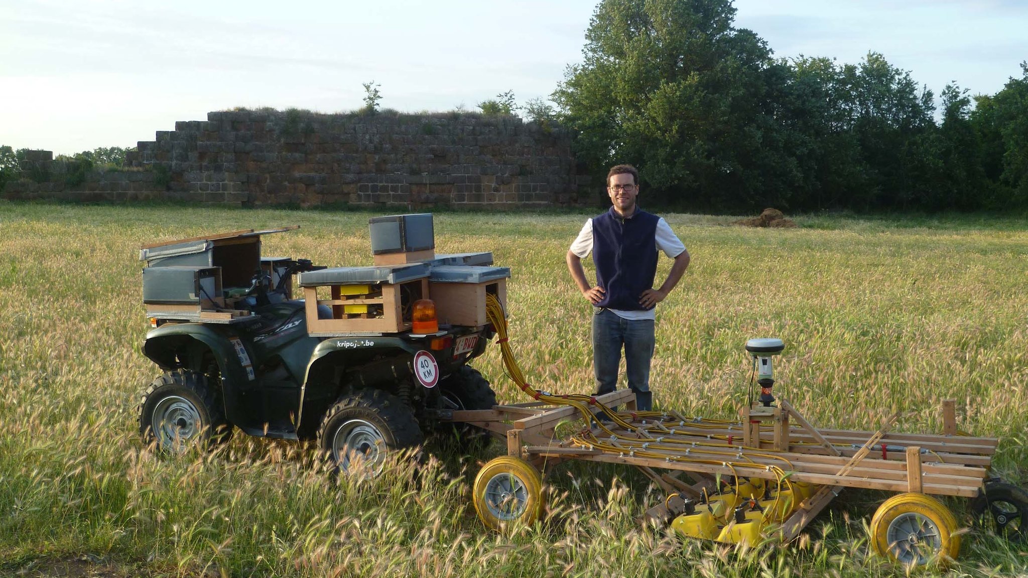 Das Quad mit dem Bodenradar und Studienleiter Lieven Verdonck oberhalb der Überreste von Falerii Novi.