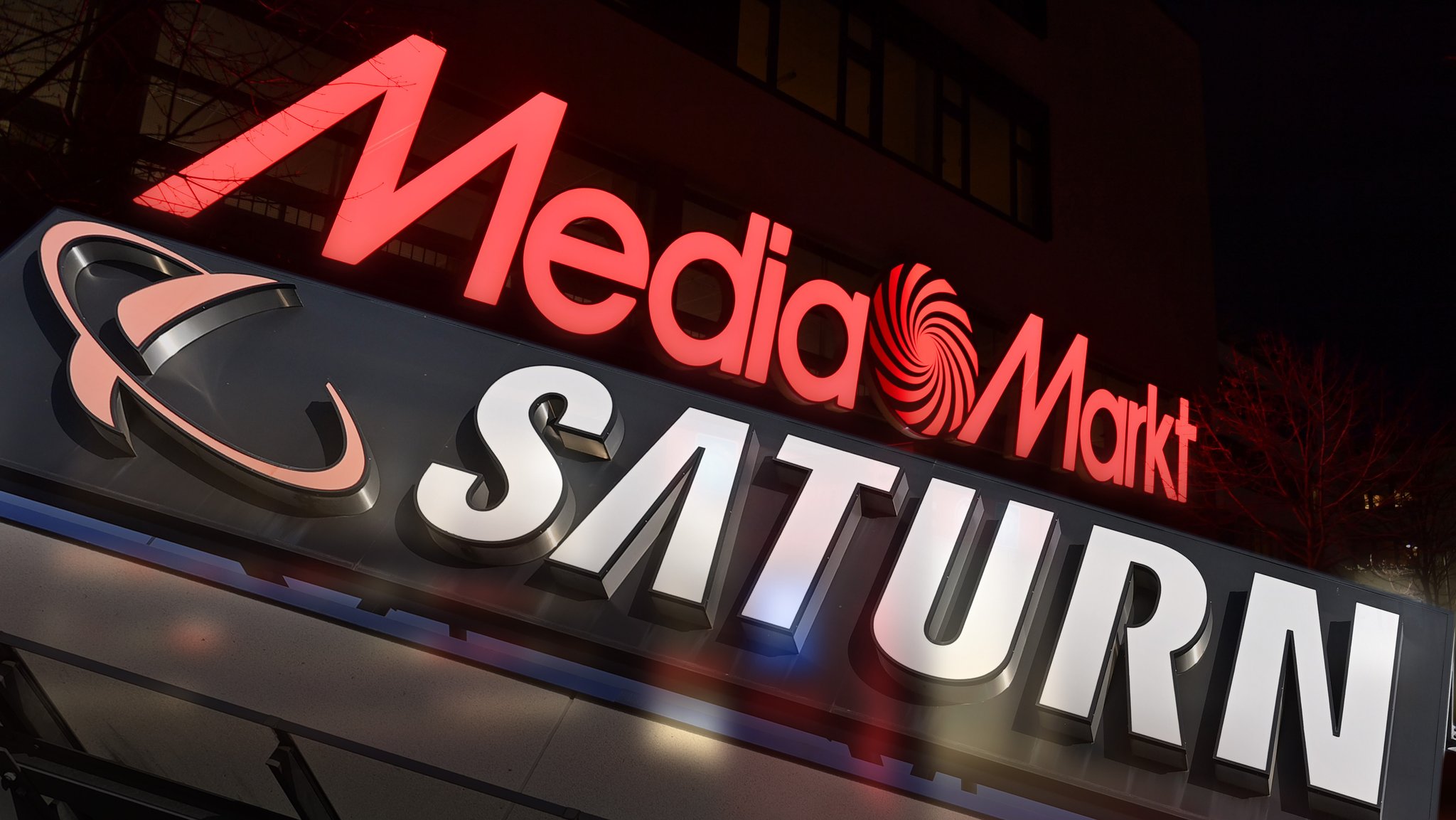 Fotomontage der Mediamarkt und Saturn Logos | Bild: picture alliance / SvenSimon | FrankHoemann/SVEN SIMON Fotomontage der Mediamarkt und Saturn Logos