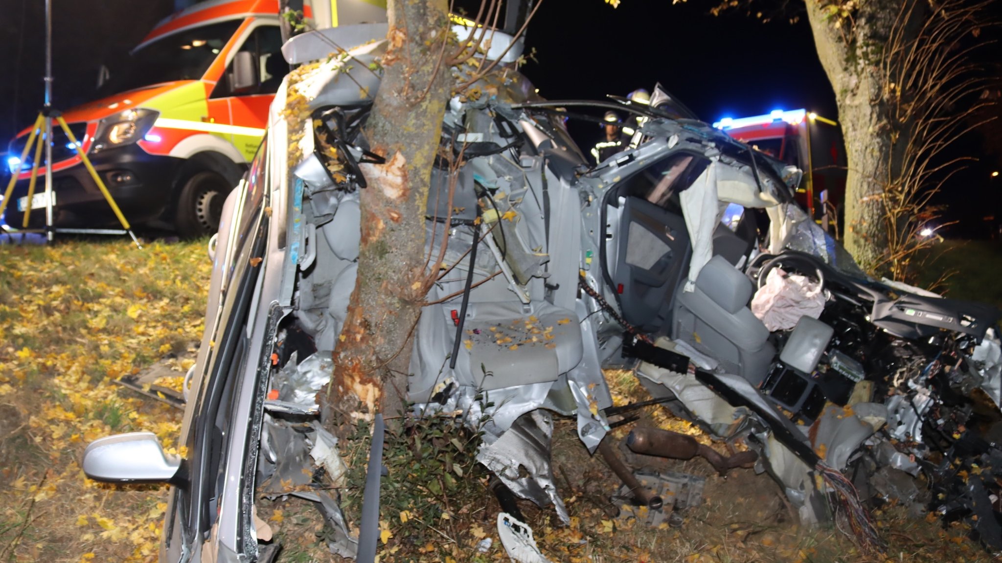 Das Auto wurde in zwei Teile zerrissen