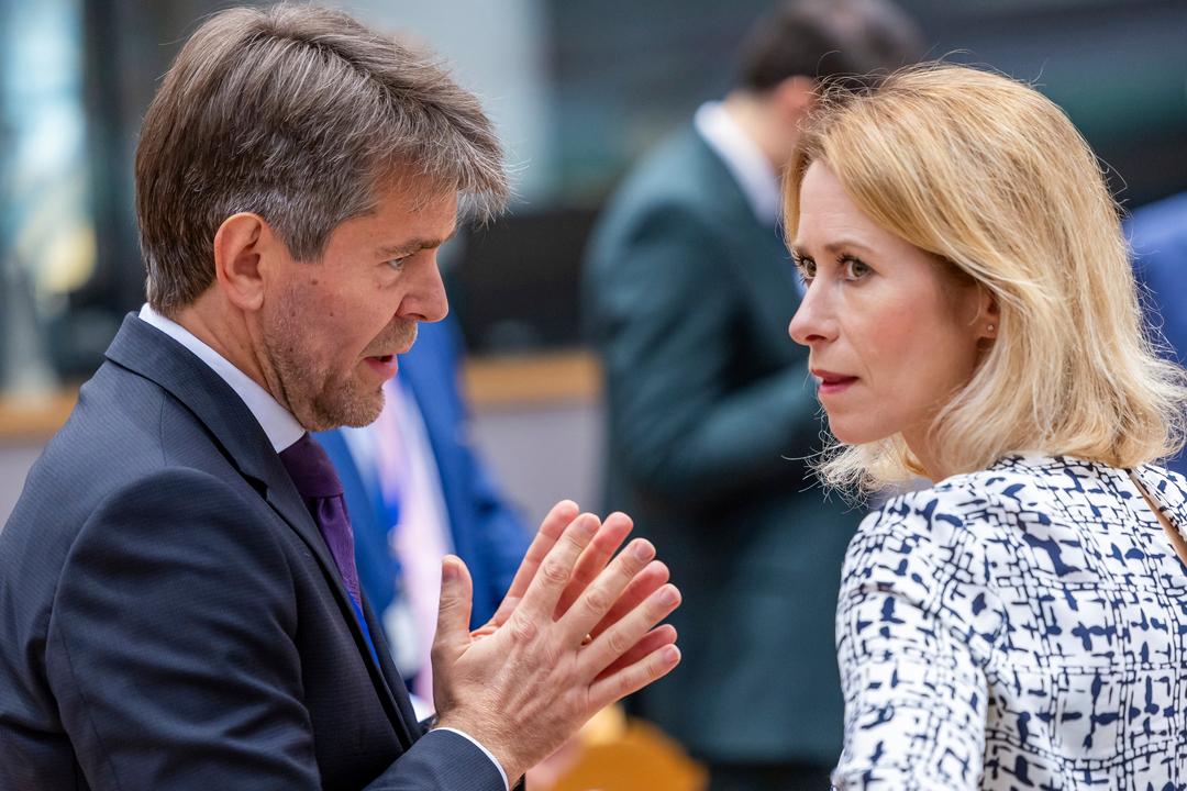 Marek Estok (l), slowakischer Staatssekretär für auswärtige und europäische Angelegenheiten, spricht Kaja Kallas, EU-Außenbeauftragte, während des Treffens der EU-Außenminister 