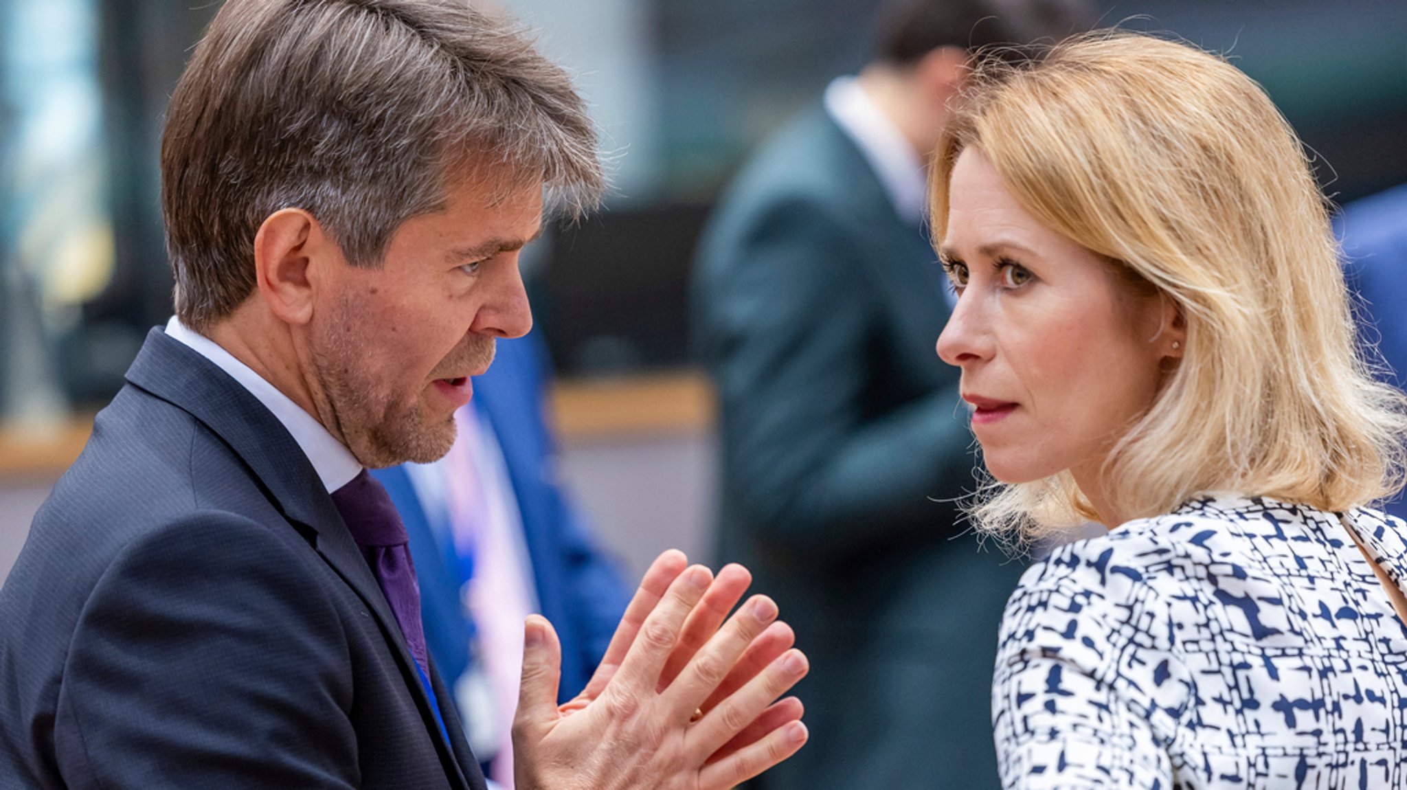 Marek Estok (l), slowakischer Staatssekretär für auswärtige und europäische Angelegenheiten, spricht Kaja Kallas, EU-Außenbeauftragte, während des Treffens der EU-Außenminister 