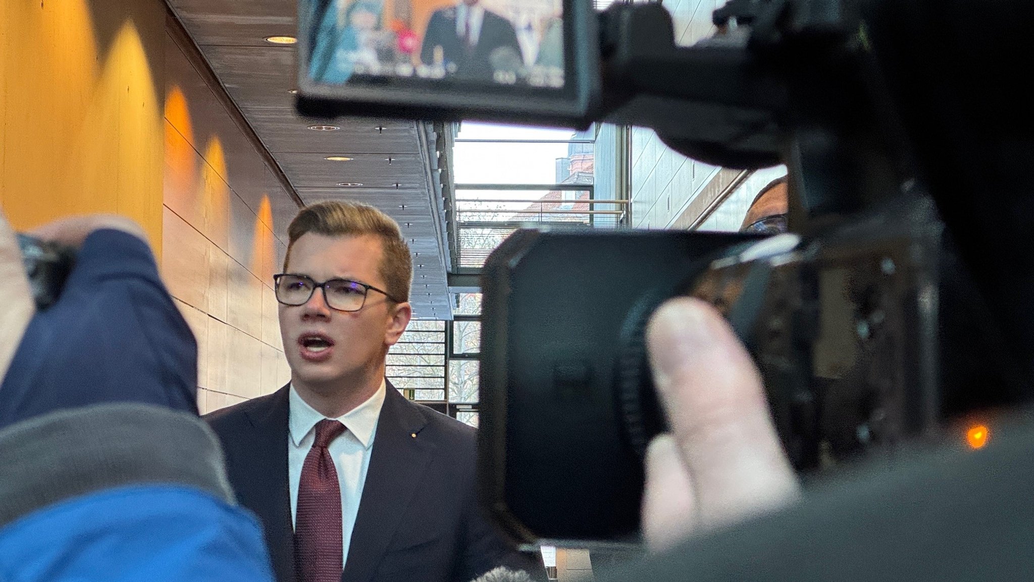 Daniel Halemba am ersten Verhandlungstag am Amtsgericht Würzburg.