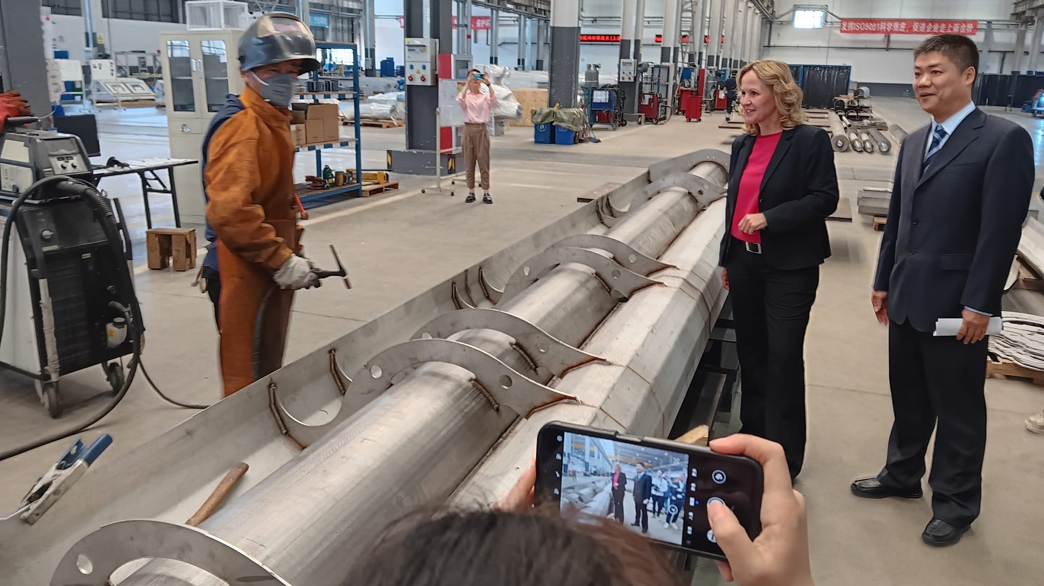 Bundesumweltministerin Steffi Lemke (Bündnis 90/Grüne) mit Manager Xu Xiaojun von Huber Technology in Taicang