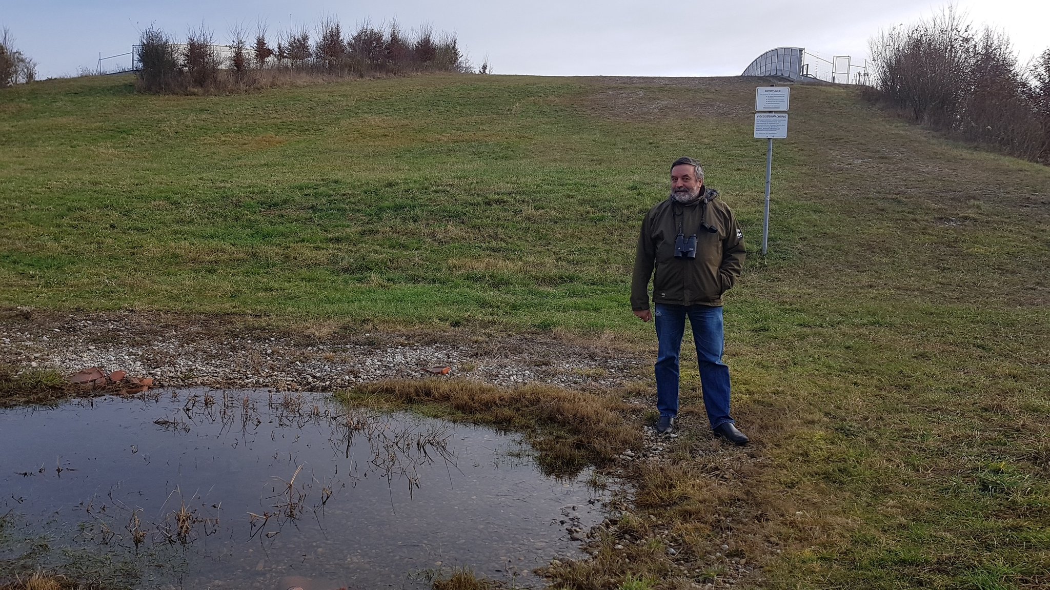 Christian Magerl (Bund Naturschutz) vor der Grünbrücke bei Hallbergmoos.