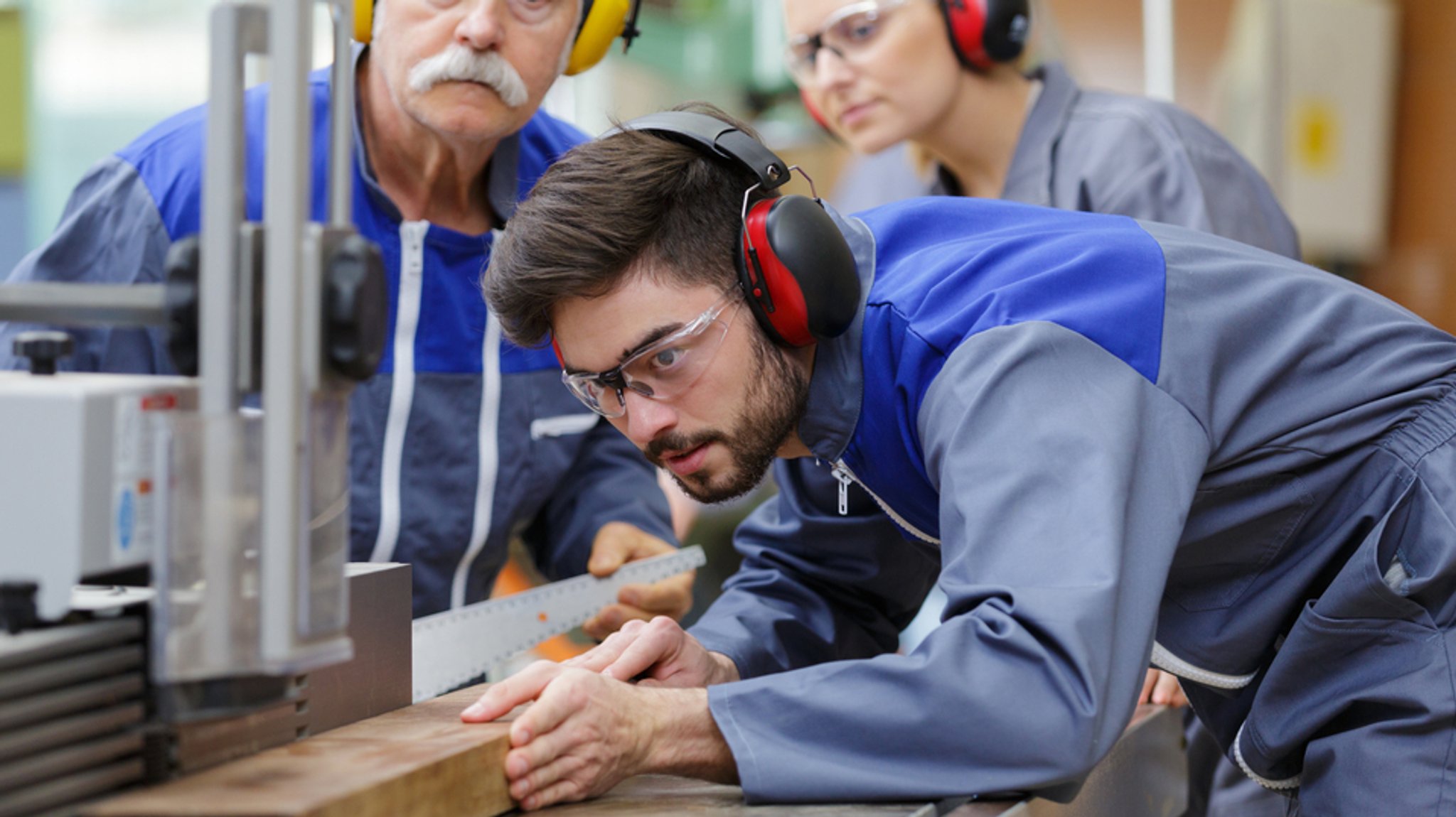 Ein junger Mann in der Ausbildung | Bild: stock.adobe.com/Phovoir Ein junger Mann in der Ausbildung