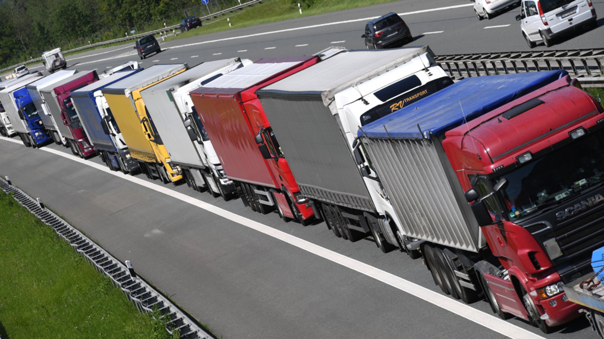 Lkw stehen auf der Autobahn A93 Richtung Österreich im Stau. 