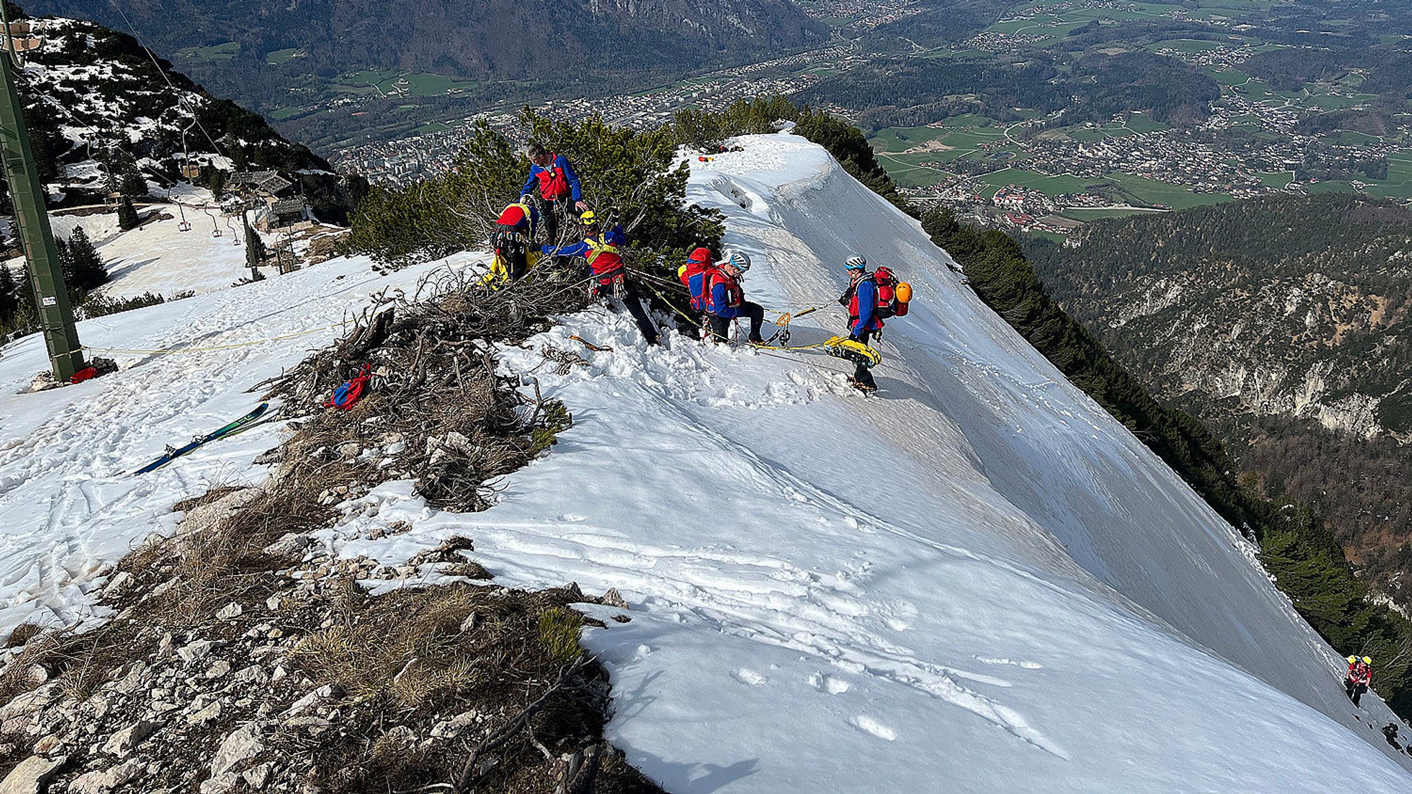 Schnee unterschätzt: Bergwacht rettet Familie