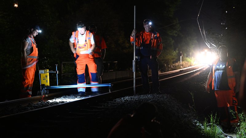 Arbeiter arbeiten an den Schienen an der Unglücksstelle. Im August, knapp drei Monate nach dem schweren Zugunglück in Garmisch-Partenkirchen mit fünf Toten sind die Hauptarbeiten zur Instandsetzung der Bahnstrecke gestartet.