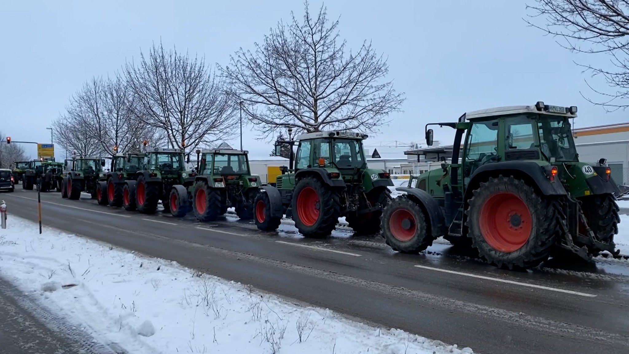 Seit Montagmorgen finden in Schwaben vielerorts Bauernproteste statt.