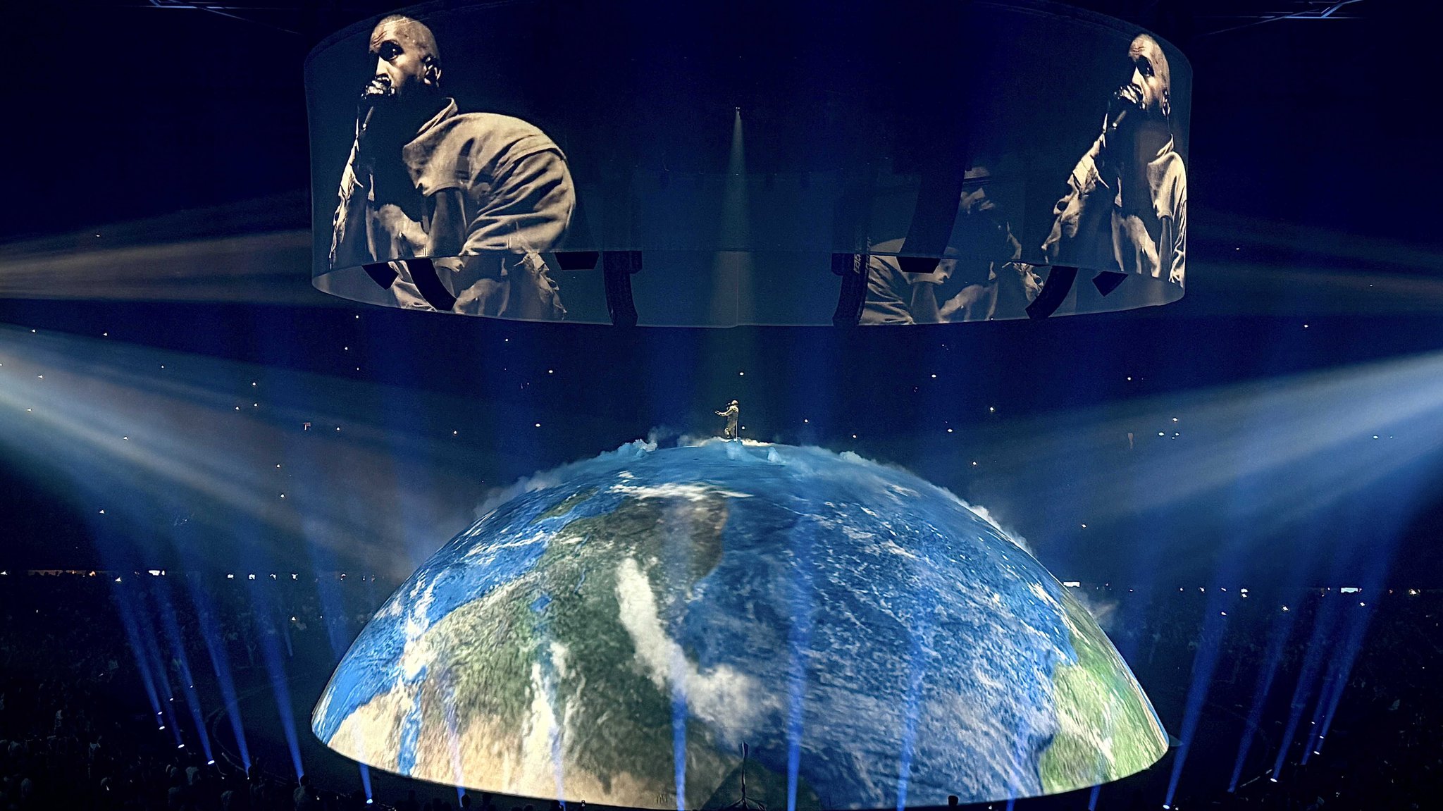 Im Bühnenbild seiner aktuellen Welt-Tournee | Bild: Ramon van Flymen/Picture Alliance Im Bühnenbild seiner aktuellen Welt-Tournee