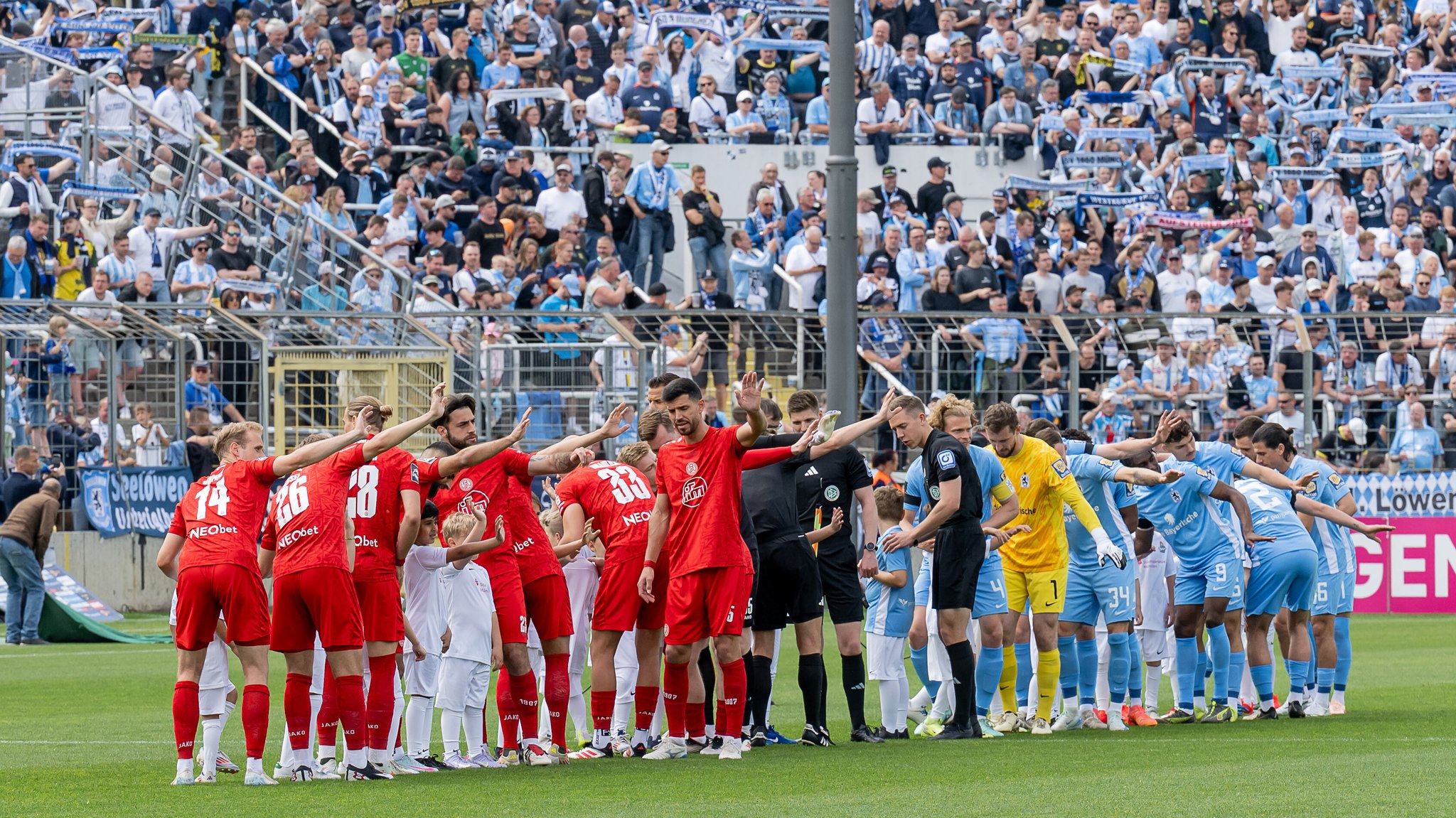 Vor dem Spiel RW Essen - TSV 1860 München (Archivbild) | Bild: picture-alliance/dpa Vor dem Spiel RW Essen - TSV 1860 München (Archivbild)