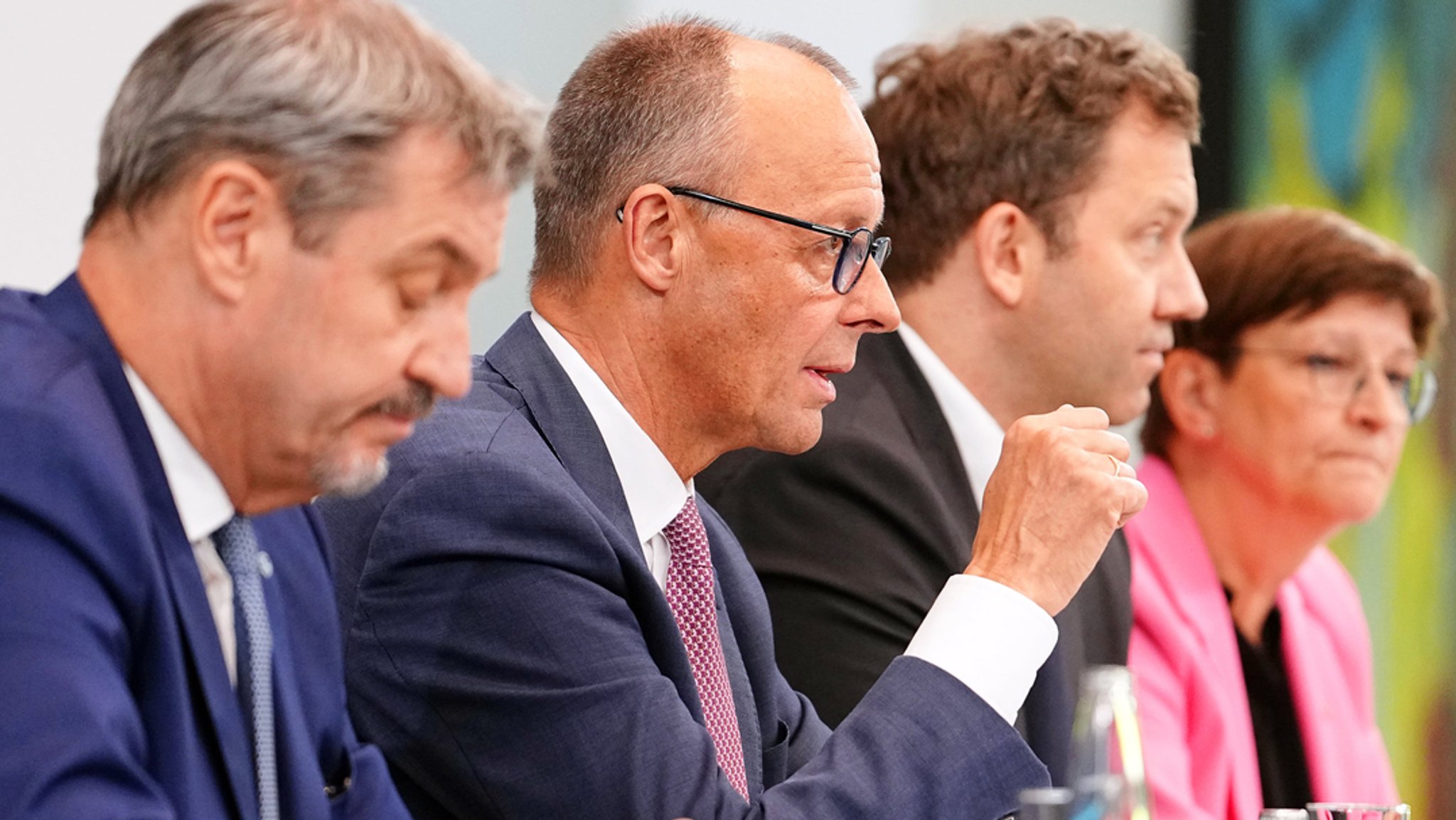 28.05.2025, Berlin: Bundeskanzler Friedrich Merz (CDU, 2.v.l) spricht neben Markus Söder (l-r), Ministerpräsident von Bayern und CSU-Vorsitzender, Lars Klingbeil, Bundesfinanzminister und SPD-Parteivorsitzender, und Saskia Esken, SPD-Parteivorsitzende, bei einer Pressekonferenz nach der ersten Sitzung des Koalitionsausschusses von Union und SPD. | Bild: dpa-Bildfunk/Kay Nietfeld 28.05.2025, Berlin: Bundeskanzler Friedrich Merz (CDU, 2.v.l) spricht neben Markus Söder (l-r), Ministerpräsident von Bayern und CSU-Vorsitzender, Lars Klingbeil, Bundesfinanzminister und SPD-Parteivorsitzender, und Saskia Esken, SPD-Parteivorsitzende, bei einer Pressekonferenz nach der ersten Sitzung des Koalitionsausschusses von Union und SPD.