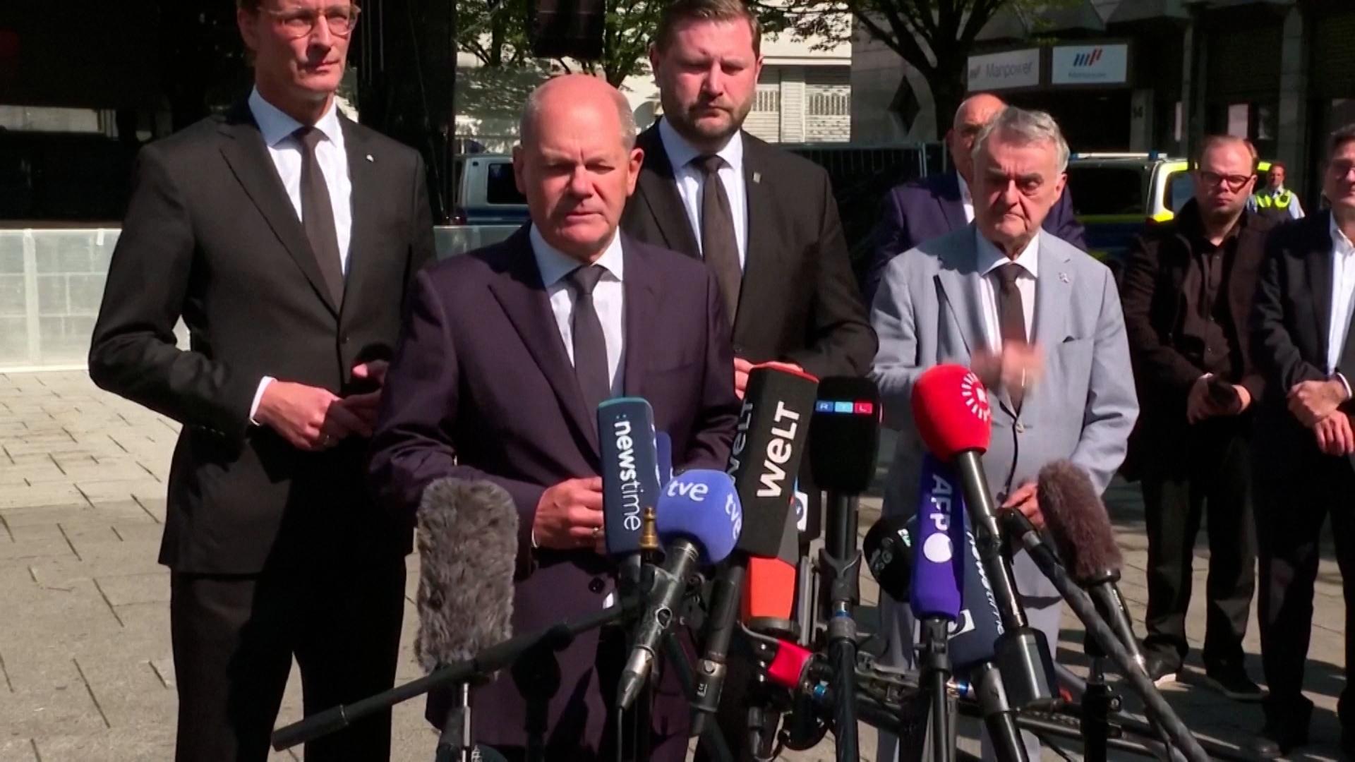 Drei Menschen wurden beim Stadtfest in Solingen von einem Terroristen mit einem Messer getötet, acht weitere verletzt. Die Politik diskutiert, was nun zu tun ist, um weitere Angriffe zu verhindern.