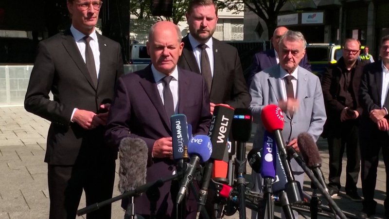 Drei Menschen wurden beim Stadtfest in Solingen von einem Terroristen mit einem Messer getötet, acht weitere verletzt. Die Politik diskutiert, was nun zu tun ist, um weitere Angriffe zu verhindern. | Bild: BR.de Drei Menschen wurden beim Stadtfest in Solingen von einem Terroristen mit einem Messer getötet, acht weitere verletzt. Die Politik diskutiert, was nun zu tun ist, um weitere Angriffe zu verhindern.