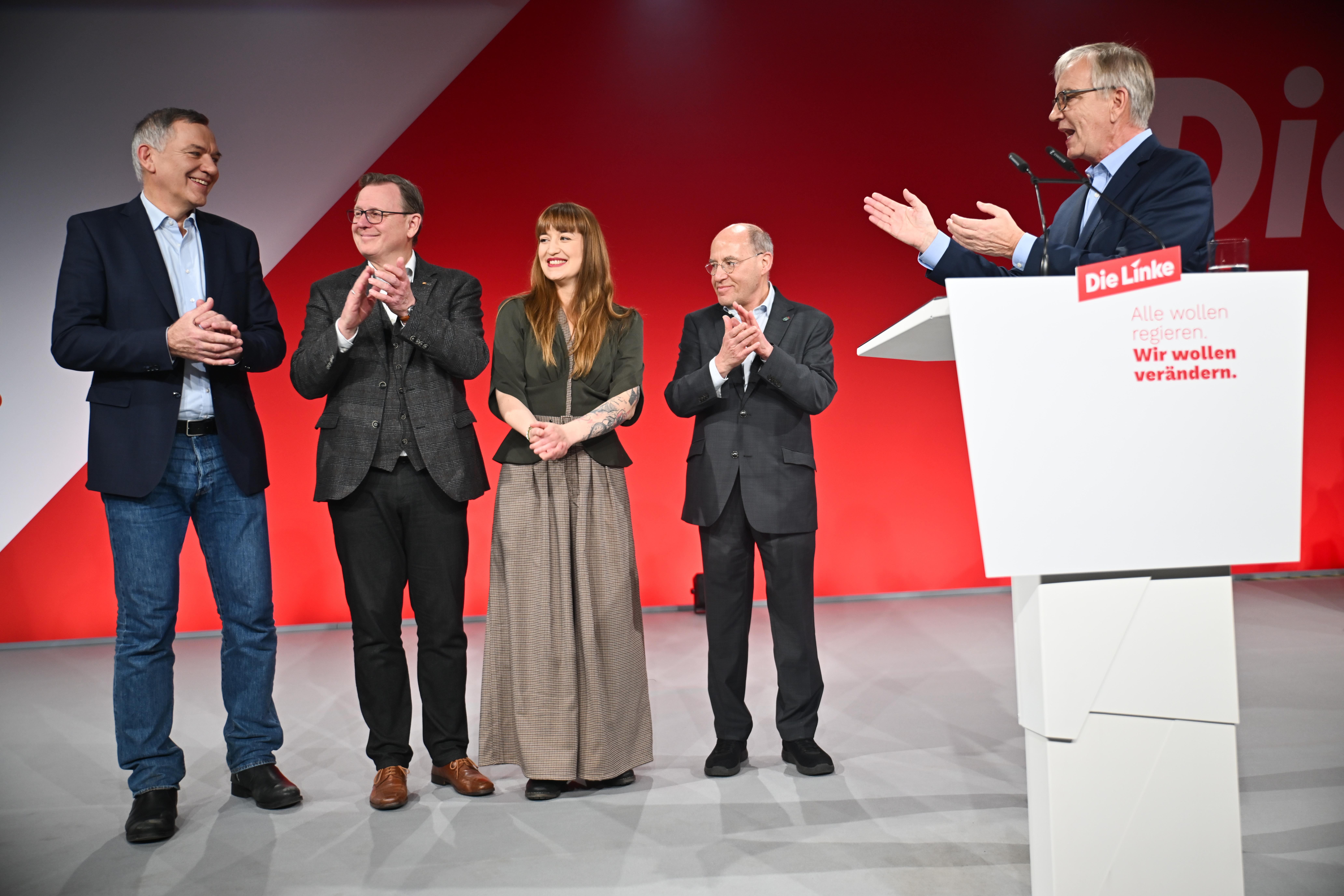 Jan van Aken (l-r), Bundesvorsitzender der Partei Die Linke, Bodo Ramelow, Direktkandidat der Linken im Wahlkreis Wahlkreis Erfurt - Weimar - Weimarer Land II der Partei Die Linke, Heidi Reichinnek, Spitzenkandidatin der Partei Die Linke zur Bundestagswahl 2025, Gregor Gysi, Direktkandidat im Wahlkreis Berlin Treptow-Köpenick der Partei Die Linke, und Dietmar Bartsch, Direktkandidat Wahlkreis Rostock und Landkreis Rostock der Partei Die Linke, stehen während des Bundesparteitags der Linken zur Bundestagswahl 2025 auf der Bühne. Bei dem außerordentlichen Parteitag soll das Wahlprogramm beschlossen werden.