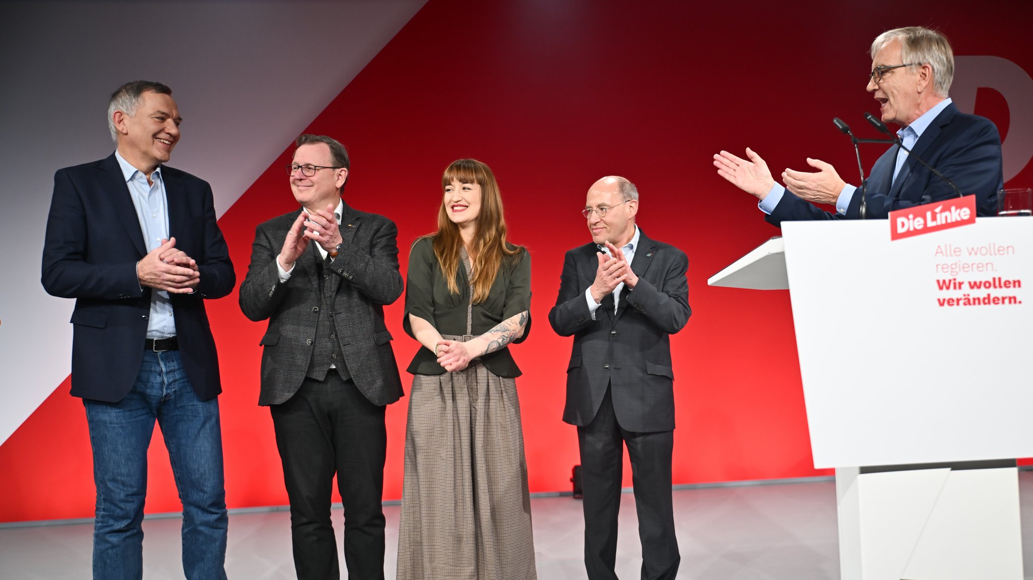 Jan van Aken (l-r), Bundesvorsitzender der Partei Die Linke, Bodo Ramelow, Direktkandidat der Linken im Wahlkreis Wahlkreis Erfurt - Weimar - Weimarer Land II der Partei Die Linke, Heidi Reichinnek, Spitzenkandidatin der Partei Die Linke zur Bundestagswahl 2025, Gregor Gysi, Direktkandidat im Wahlkreis Berlin Treptow-Köpenick der Partei Die Linke, und Dietmar Bartsch, Direktkandidat Wahlkreis Rostock und Landkreis Rostock der Partei Die Linke, stehen während des Bundesparteitags der Linken zur Bundestagswahl 2025 auf der Bühne. Bei dem außerordentlichen Parteitag soll das Wahlprogramm beschlossen werden.