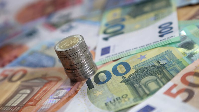 Symbolbild: Ein Stapel mit Zwei-Euro-Münzen steht auf verschiedenen Euro-Banknoten. | Bild: dpa-Bildfunk/Karl-Josef Hildenbrand Symbolbild: Ein Stapel mit Zwei-Euro-Münzen steht auf verschiedenen Euro-Banknoten.