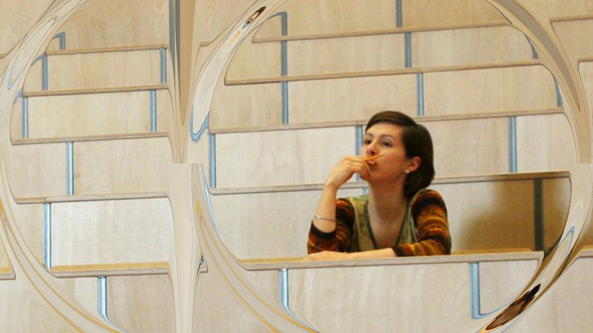 Studentin sitzt in einem Hörsaal - Symbolbild zum Semesterstart 2025 für den Podcast "Die Entscheidung aktuell" zum Bafög.