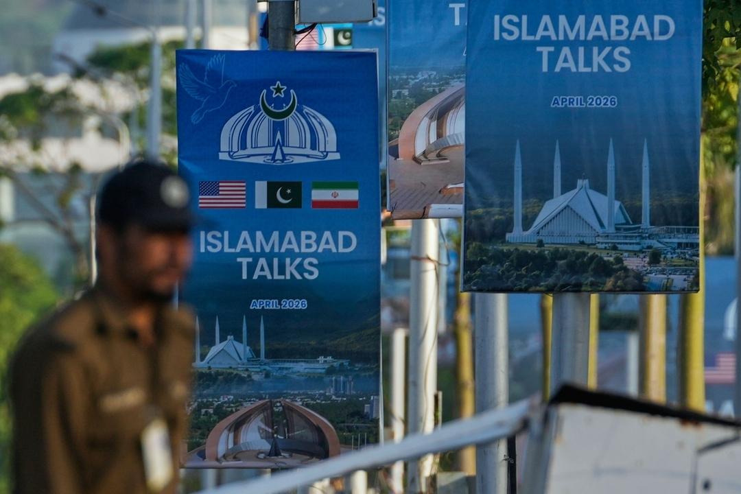 Plakate für die USA-Iran-Gespräche in der Nähe eines möglichen Verhandlungsortes in Islamabad in Pakistan (25.04.2026)