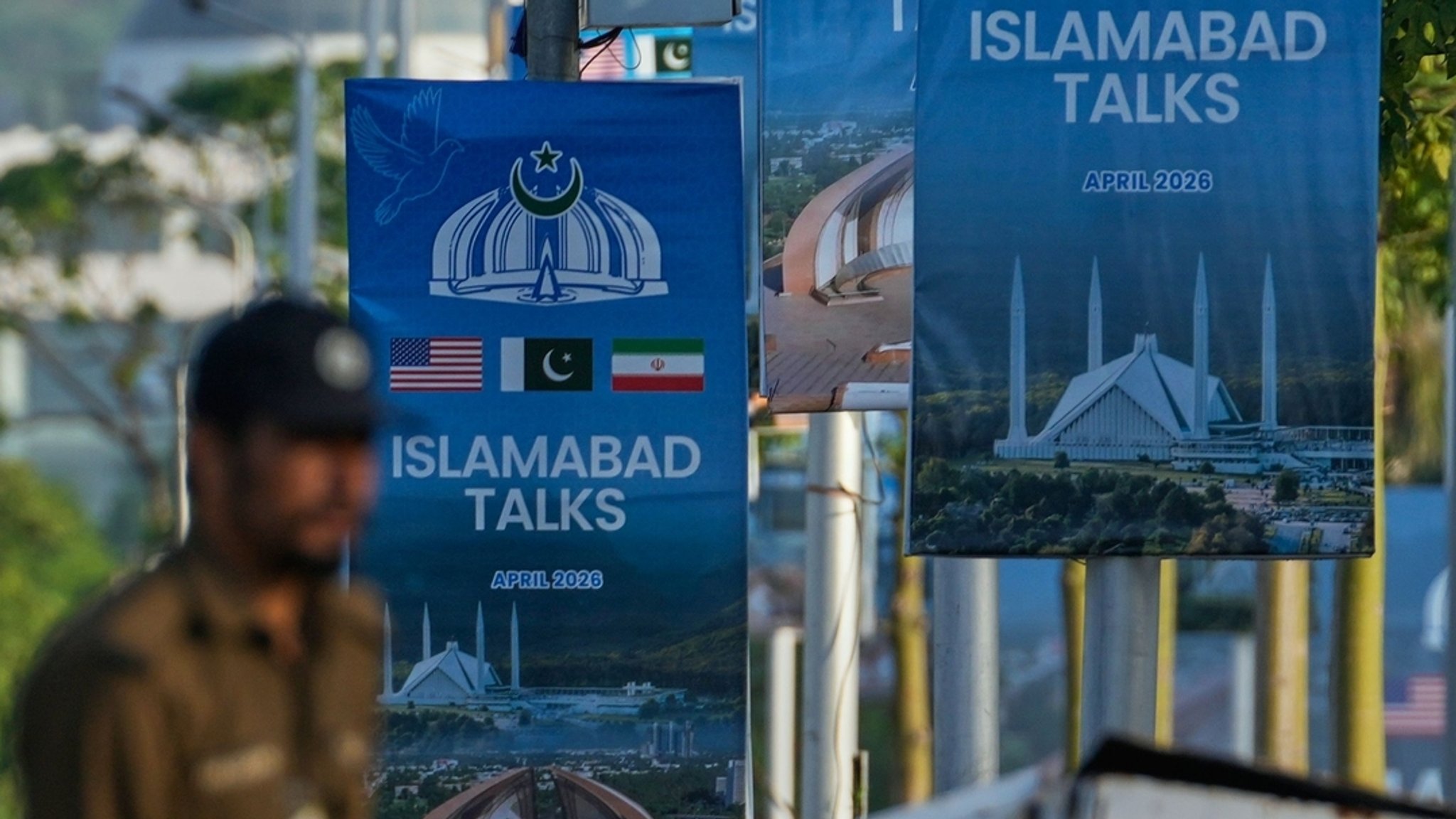 Plakate für die USA-Iran-Gespräche in der Nähe eines möglichen Verhandlungsortes in Islamabad in Pakistan (25.04.2026)