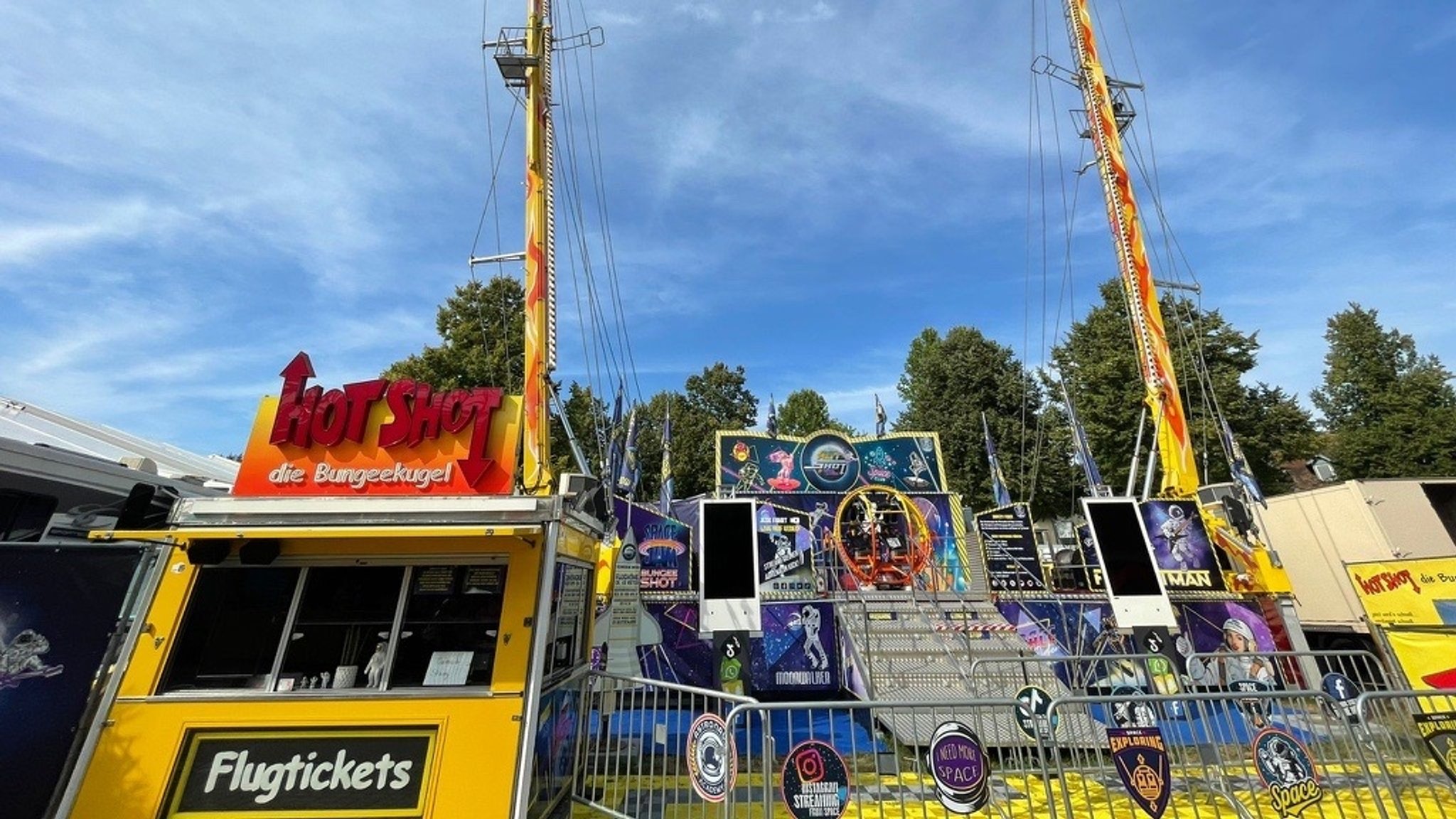 Das Fahrgeschäft Hot Shot auf dem Gäubodenvolksfest