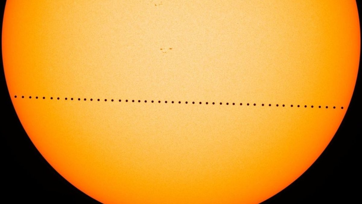 Merkurtransit, zusammengesetzt aus Aufnahmen des NASA-Sonnenforschungssatelliten Solar Dynamics Observatory (SDO) vom 9. Mai 2016
