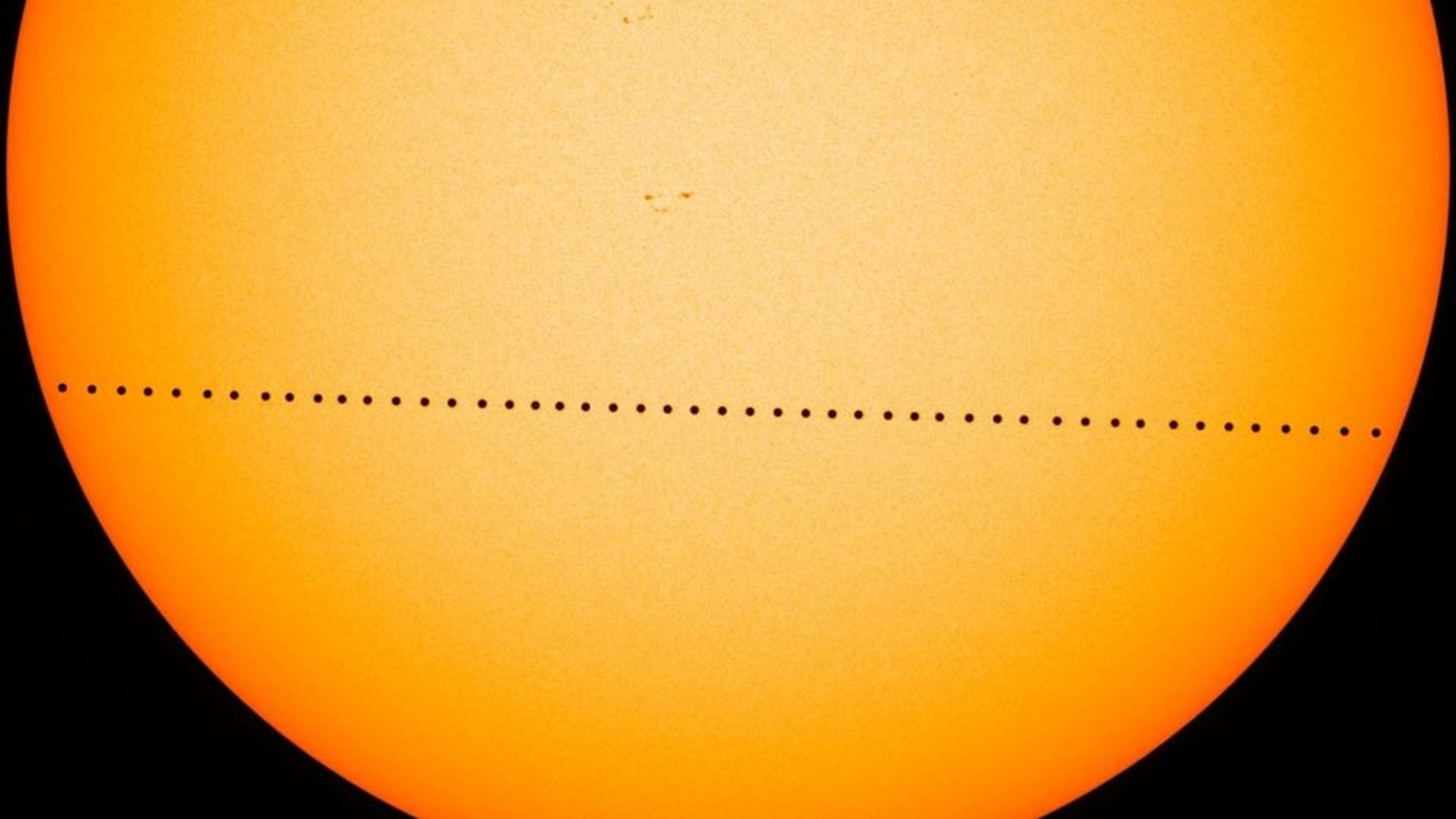 Merkurtransit, zusammengesetzt aus Aufnahmen des NASA-Sonnenforschungssatelliten Solar Dynamics Observatory (SDO) vom 9. Mai 2016