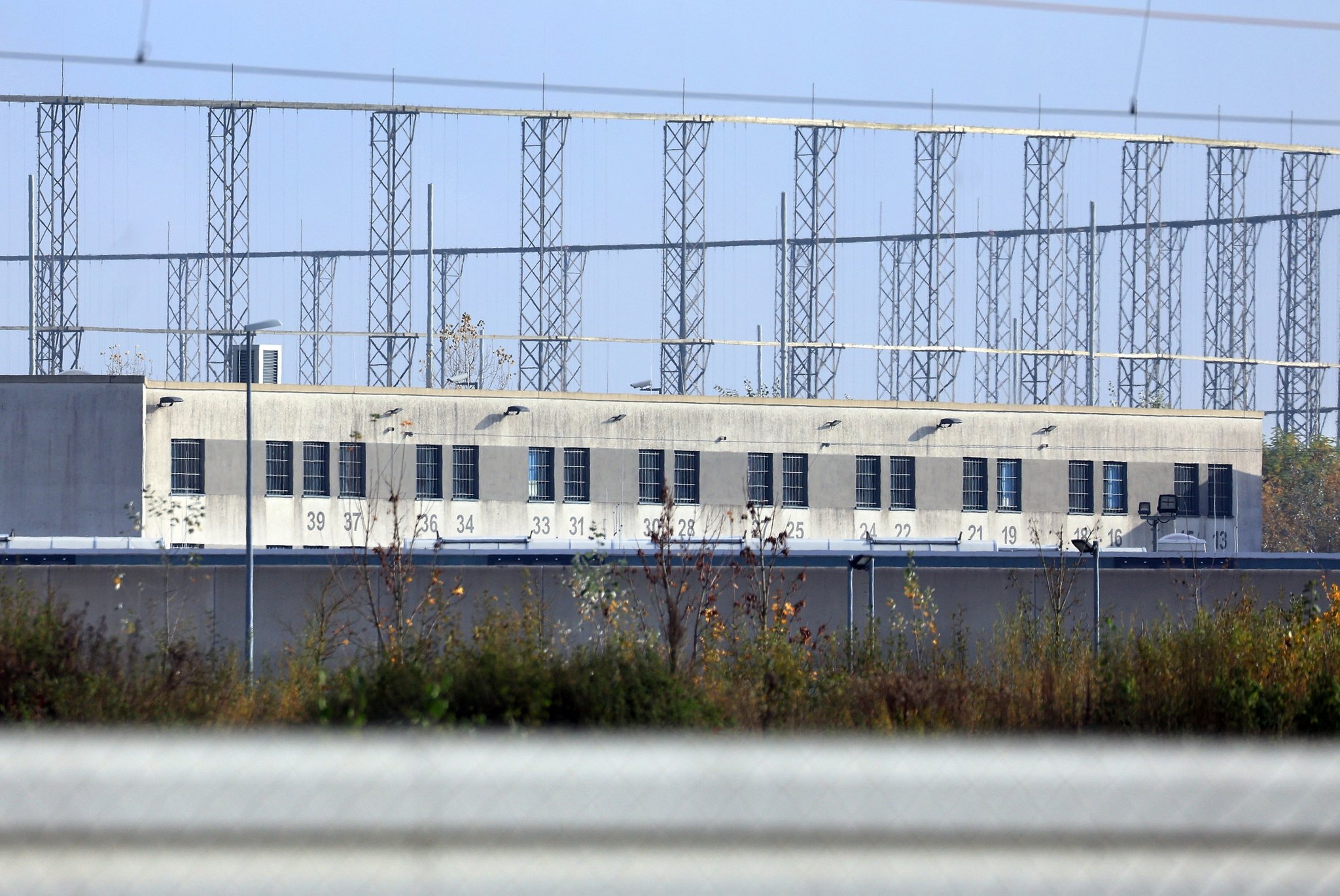 28.10.2024, Bayern, Gablingen: Vergitterte Fenster in einem Trakt der Justizvollzugsanstalt (JVA). Der JVA Augsburg-Gablingen wird die Misshandlung von Häftlingen vorgeworfen. Foto: Karl-Josef Hildenbrand/dpa +++ dpa-Bildfunk +++