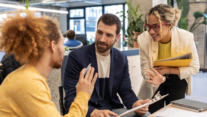 Die Mehrheit der deutschen Bevölkerung betrachtet Zuwanderung positiv, macht sich aber Sorgen um die Zukunft. | Bild: picture alliance / Westend61 | Jose Carlos Ichiro Die Mehrheit der deutschen Bevölkerung betrachtet Zuwanderung positiv, macht sich aber Sorgen um die Zukunft.