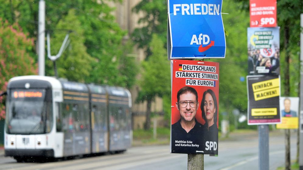 Plakat mit Matthias Ecke, der in Dresden zusammengeschlagen wurde  | Bild:REUTERS/Matthias Rietschel