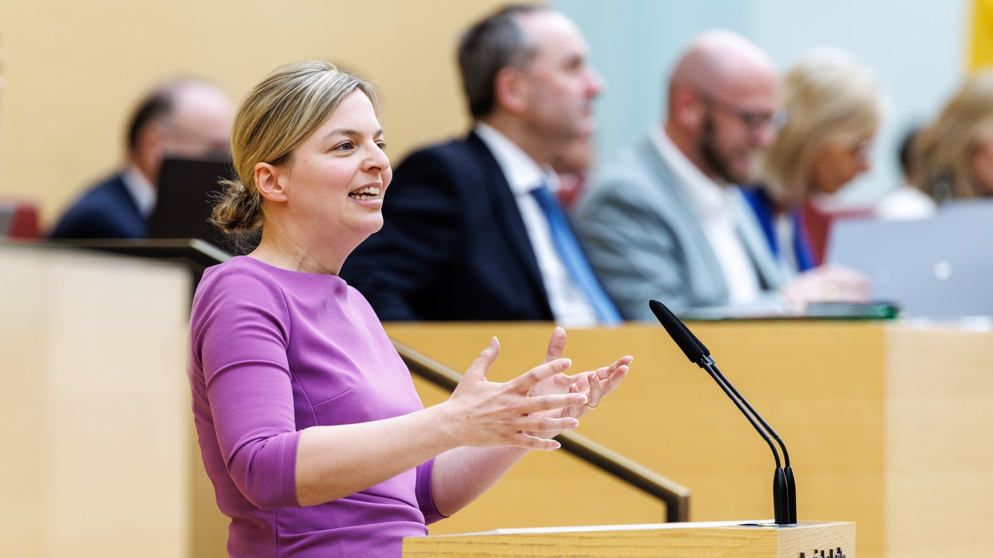 Grünen-Fraktionschefin Katharina Schulze spricht in der Plenarsitzung des Bayerischen Landtags. Im Hintergrund: Freie-Wähler-Chef Hubert Aiwanger