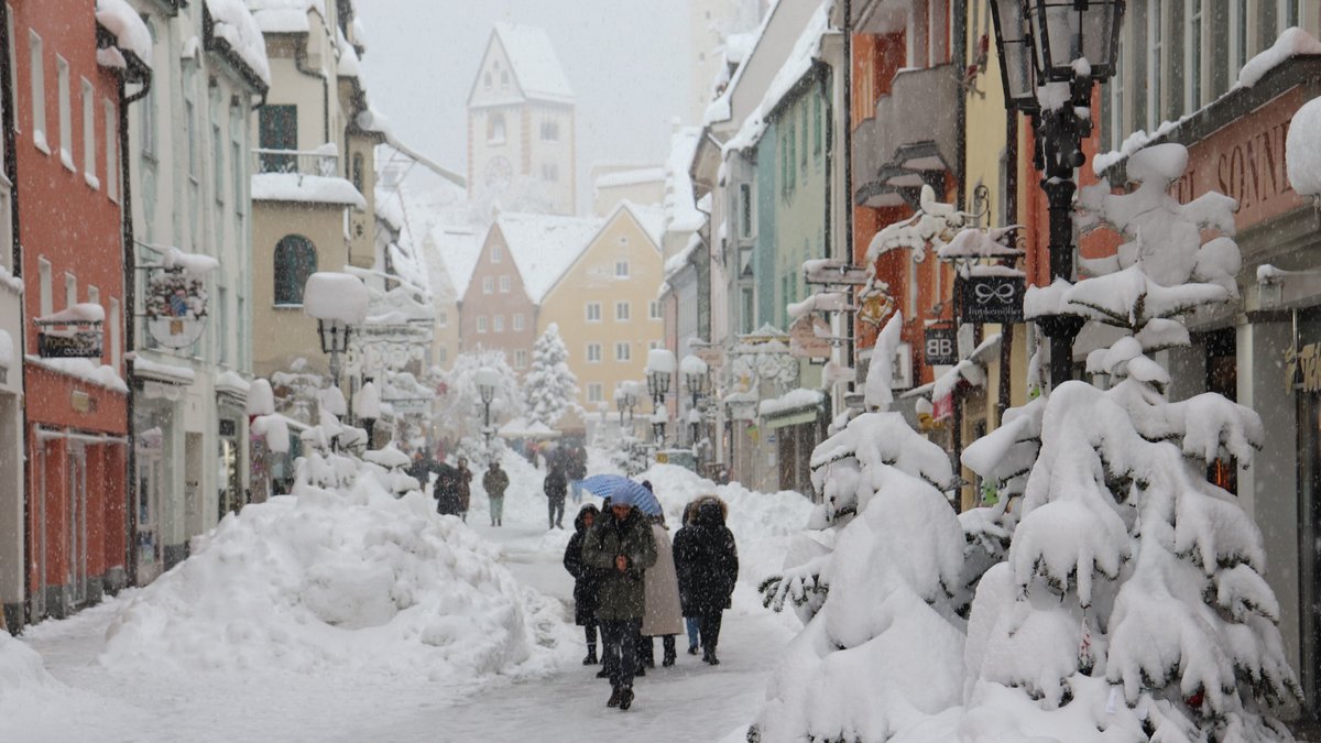 Altstadt von Füssen nach dem Wintereinbruch mit ergiebigen Schneefällen