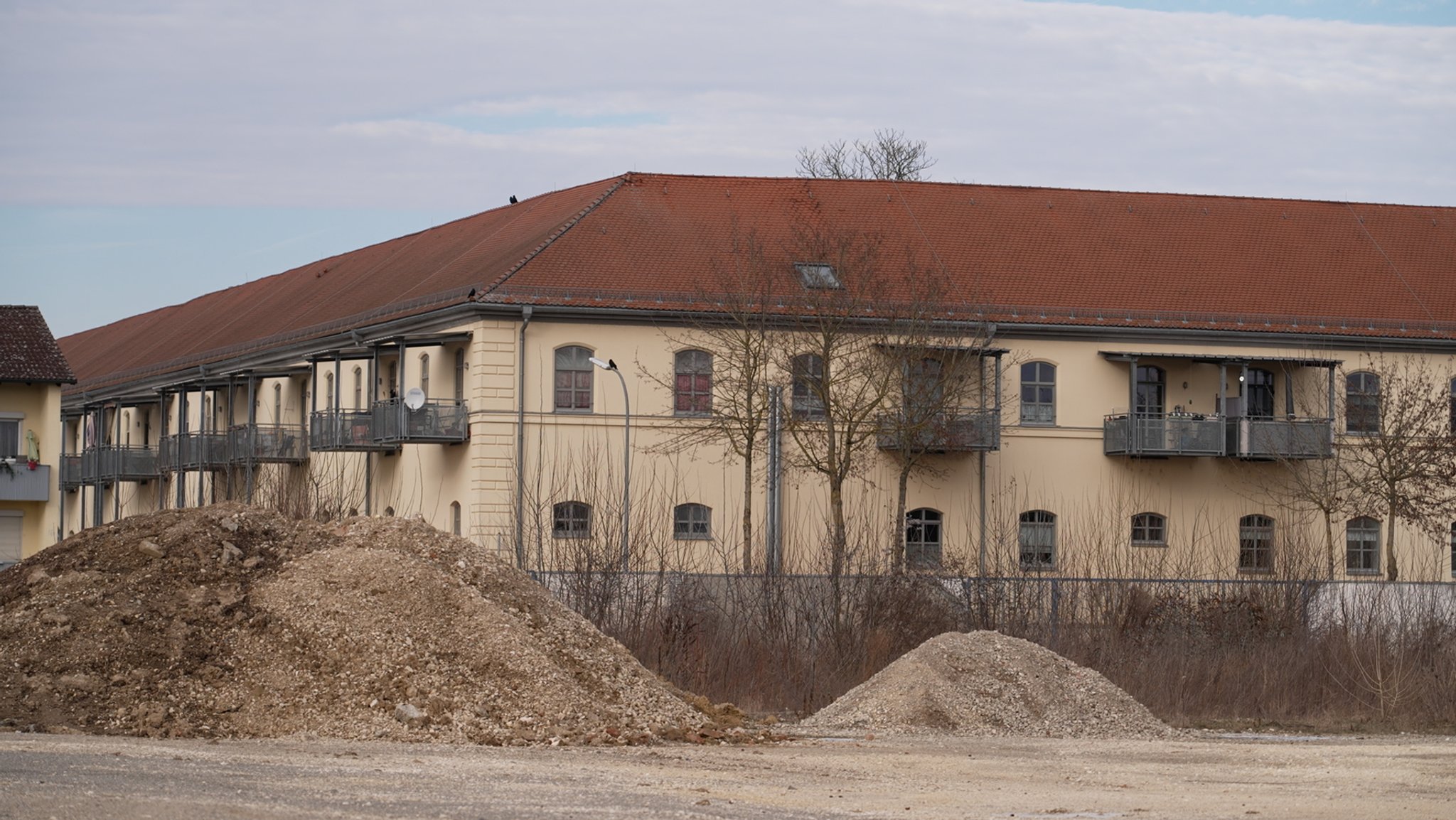 Mehrfamilienhaus mit Balkonen