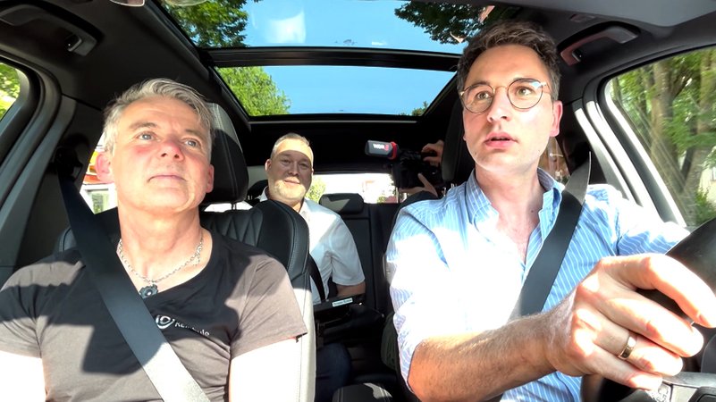 BR-Reporter in dem Moment, als er durch die Fahrprüfung fällt | Bild: BR/Herz BR-Reporter in dem Moment, als er durch die Fahrprüfung fällt