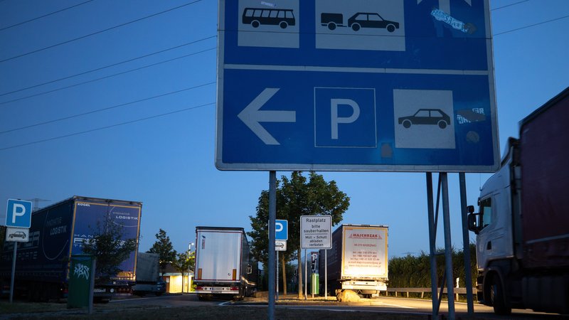 Eltern vergessen 14-jährigen Sohn nachts auf Autobahn-Parkplatz | Bild: picture alliance/dpa/dpa-Zentralbild | Michael Reichel Eltern vergessen 14-jährigen Sohn nachts auf Autobahn-Parkplatz