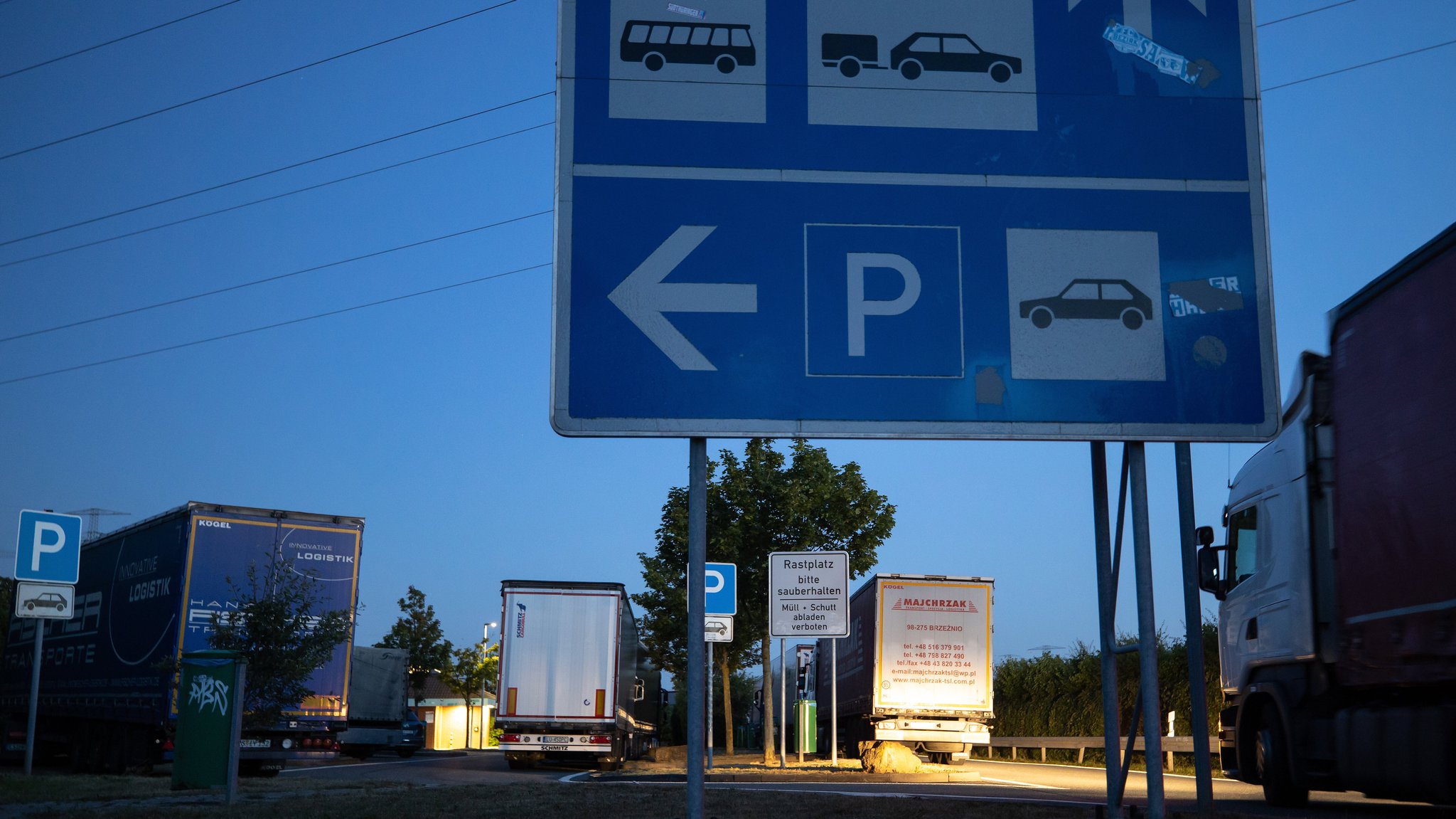 Eltern vergessen 14-jährigen Sohn nachts auf Autobahnparkplatz