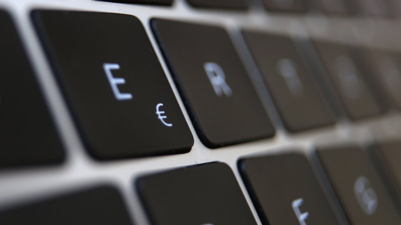 Ein Eurozeichen ist auf der Tastatur eines Laptops zu sehen.