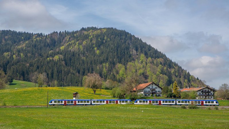 (Archivbild) Ein Zug der Bayerischen Oberlandbahn BRB zwischen Schliersee und Neuhaus. | Bild: picture alliance / Goldmann | Goldmann (Archivbild) Ein Zug der Bayerischen Oberlandbahn BRB zwischen Schliersee und Neuhaus.
