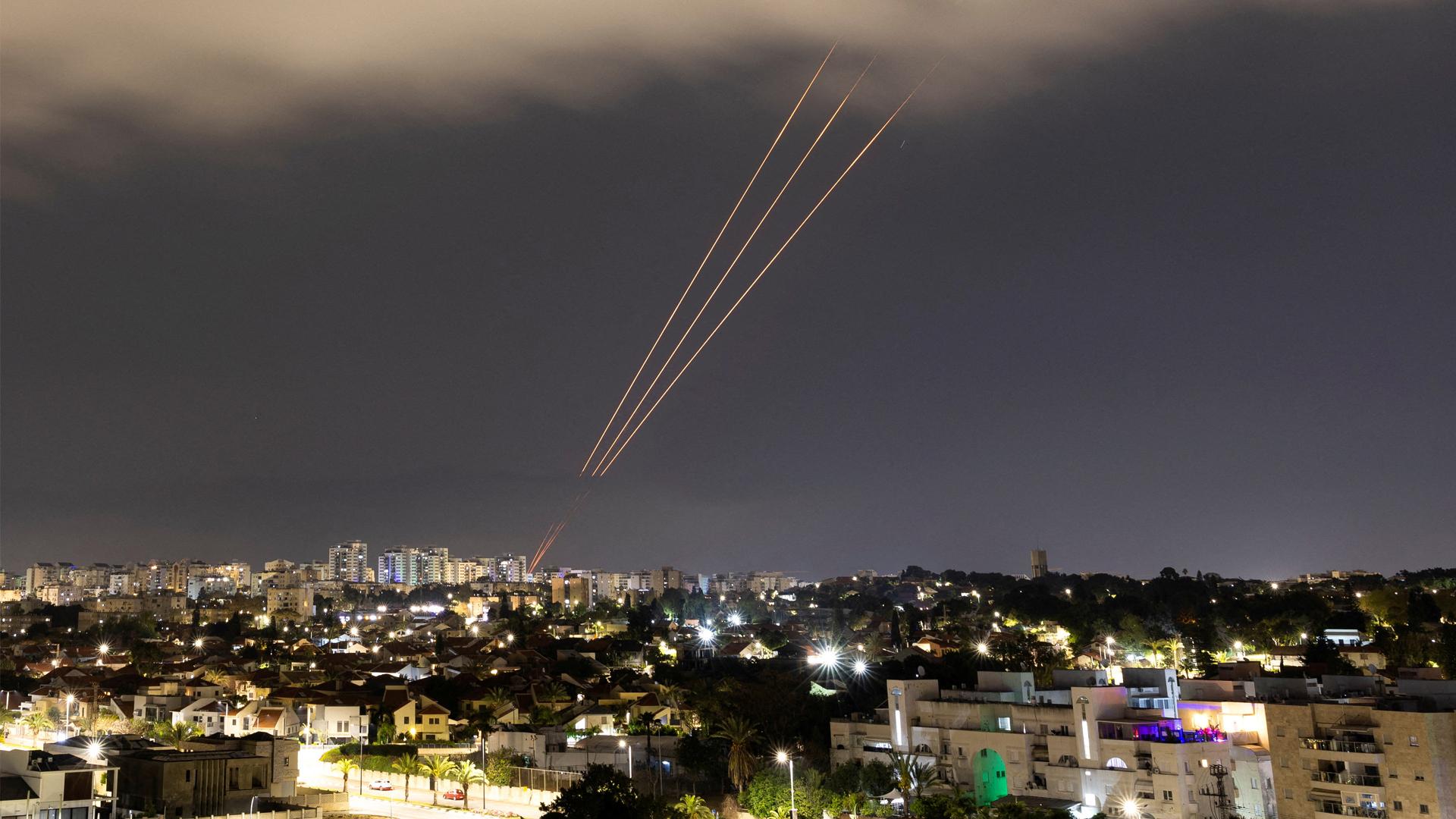 Der Iran hat in der Nacht seine Drohung wahrgemacht und Israel mit hunderten Drohnen und Raketen angegriffen. Fast alle wurden aber vom israelischen Verteidigungssystem abgefangen.