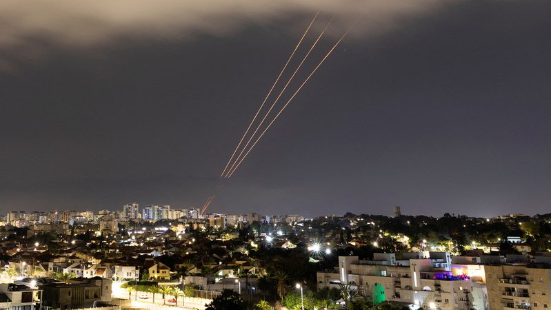 Der Iran hat in der Nacht seine Drohung wahrgemacht und Israel mit hunderten Drohnen und Raketen angegriffen. Fast alle wurden aber vom israelischen Verteidigungssystem abgefangen.