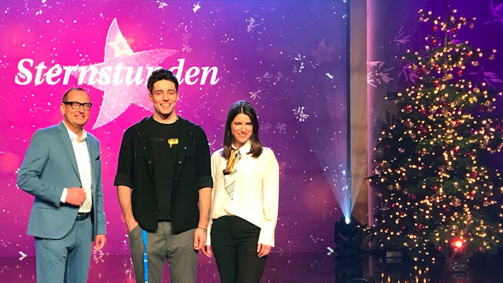 Alle Jahre wieder bricht er an - der große Sternstundentag im Bayerischen Rundfunk. Promis sammeln am Telefon Spenden für Kinder in Not ein. Und ab 20:15 Uhr dann noch die große Sternstunden-Gala in Nürnberg. | Bild: Bayerischer Rundfunk 2022 Alle Jahre wieder bricht er an - der große Sternstundentag im Bayerischen Rundfunk. Promis sammeln am Telefon Spenden für Kinder in Not ein. Und ab 20:15 Uhr dann noch die große Sternstunden-Gala in Nürnberg.