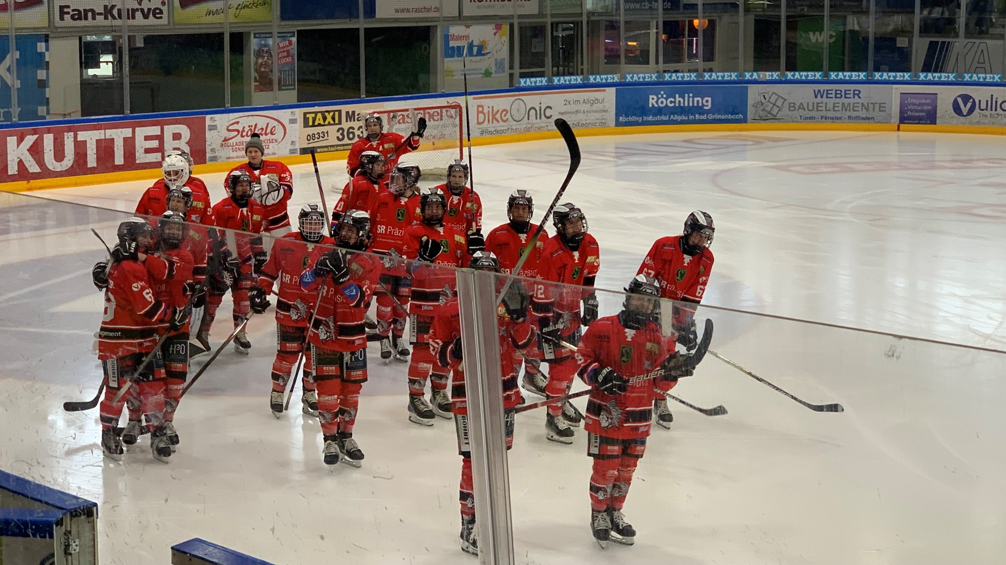 Die Spielerinnen der "Indians Memmingen" jubeln nach ihrem gewonnenen Spiel gegen Ingolstadt. Es ist der zweite Sieg der Finalserie.