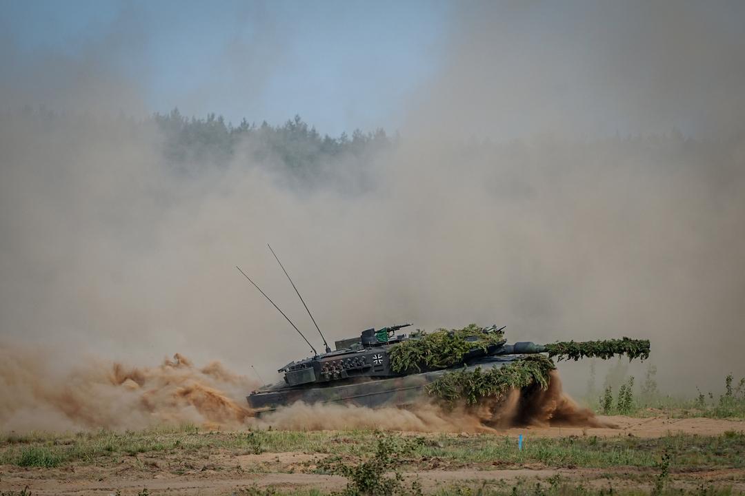 Ein Leopard-Kampfpanzer pflügt beim Manöver Quadriga in Litauen durchs Gelände. Die 10. Panzerdivision nahm an dem Manöver teil. 
